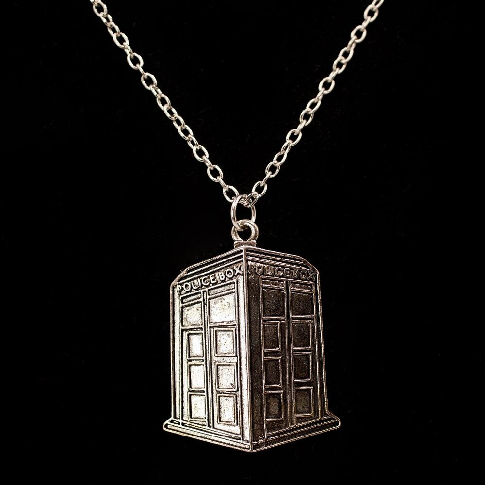 Handmade Silvertone Doctor Who Flat 2D Tardis Police Box Necklace, New